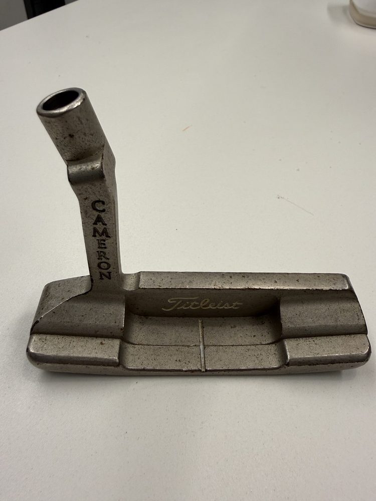 Putter Scotty Cameron Newport Two Pro Platinum antes de la restauración, con óxido y desgaste