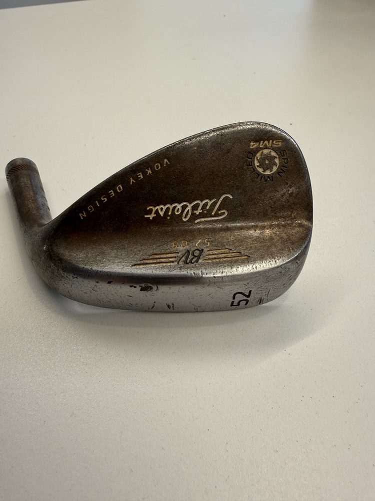 Wedge Titleist Vokey con pátina oscura antes de restaurar